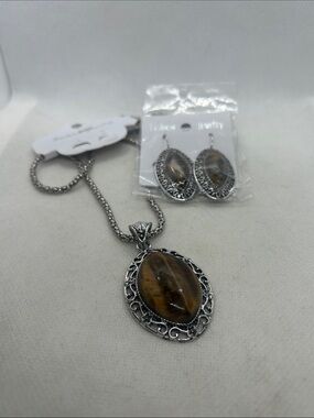 NWT Silver-Tone Tiger Eye Pendant Necklace and Earrings Set